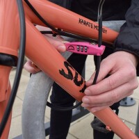 Squire Schloss STRAPLOK COMBI 10 - ultraleichtes Gurtschloss mit Zahlenkombinations-Schließung, 45cm, pink