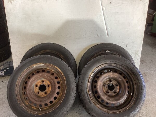 4x Felgen mit Winterreifen 195/60 R16 Nissan Pulsar C13