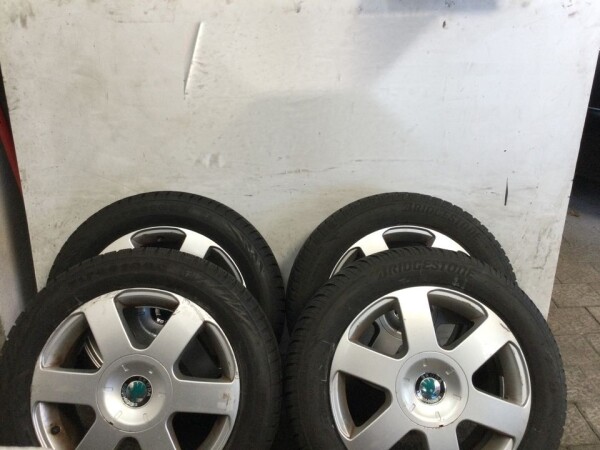4x Alufelgen mit Winterreifen 205/55 R16 für Skoda Octavia 2
